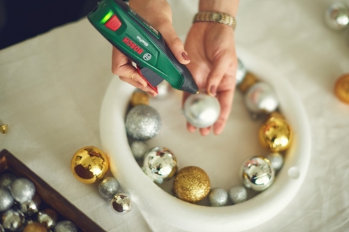 jak zrobić świąteczny wianek z bombek choinkowych jak zrobić świąteczny wianek z bombek choinkowych